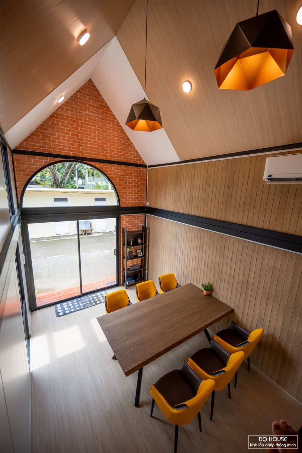 Nha tien che panel phong cach bac au dep