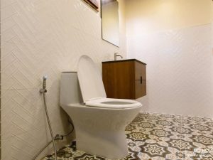 Nha ve sinh nha go khung thep gia 100tr