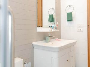 Nha ve sinh o tang 1 nha lap ghep go