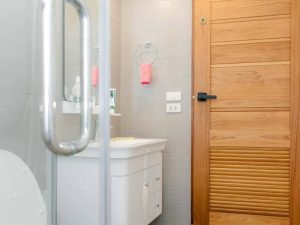 Nha ve sinh o tang 2 nha lap ghep go