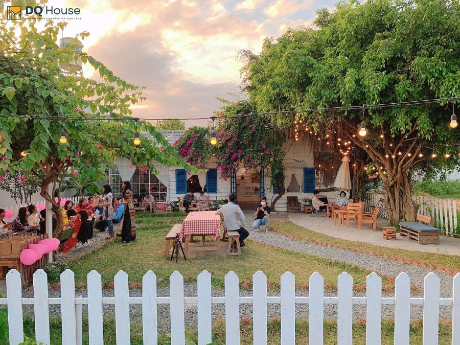 Quan ca phe lap ghep tien che phong cach toi gian